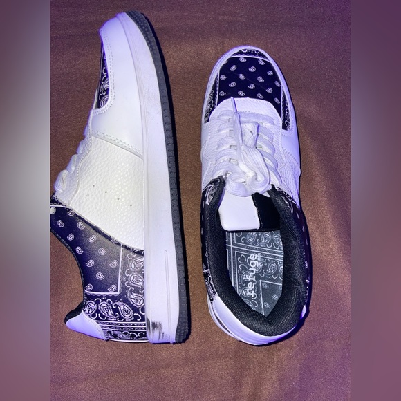Pair of white shoes with bandana print - Picture 4 of 4
